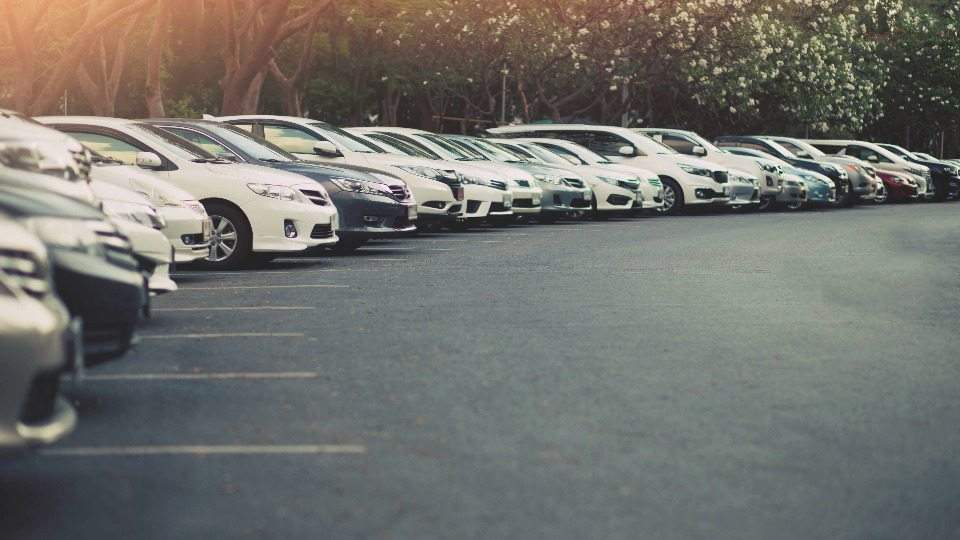 Fahrzeuge warten auf Abholung und Ankauf auf dem Autohof von Auto verkaufen Harsewinkel
